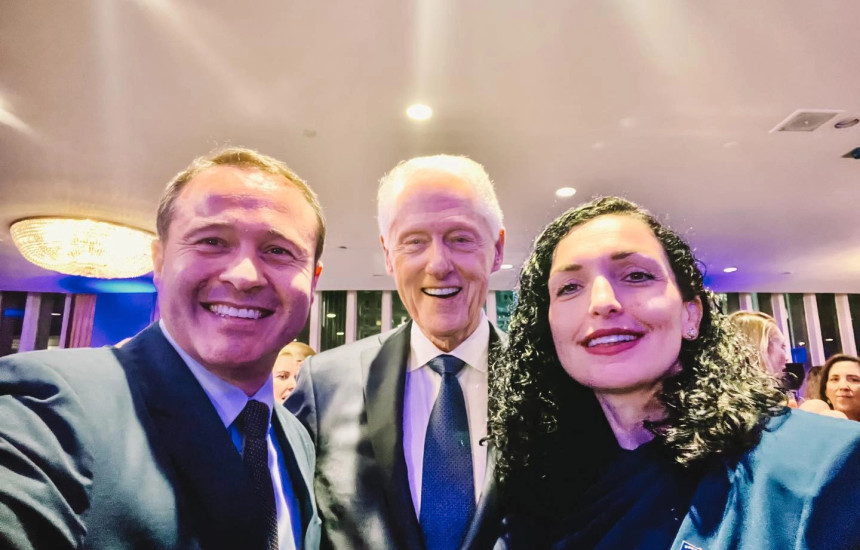Presidentja Vjosa Osmani me ish-presidentin e SHBA-së, Bill Clinton