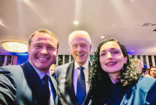 Presidentja Vjosa Osmani me ish-presidentin e SHBA-së, Bill Clinton