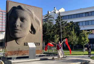 “Ne gjithmonë nxitojmë për në punë dhe nuk e jetojmë të tashmen. Doja që të gjithë të kënaqen duke mos bërë asgjë”, ka thënë Xixi Xiao pas performancës në Prishtinë