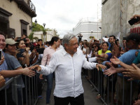 Andres Manuel Lopez Obrador duke përshëndetur përkrahësit pas fitores. Shtator 2018