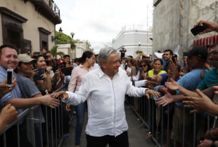 Andres Manuel Lopez Obrador duke përshëndetur përkrahësit pas fitores. Shtator 2018