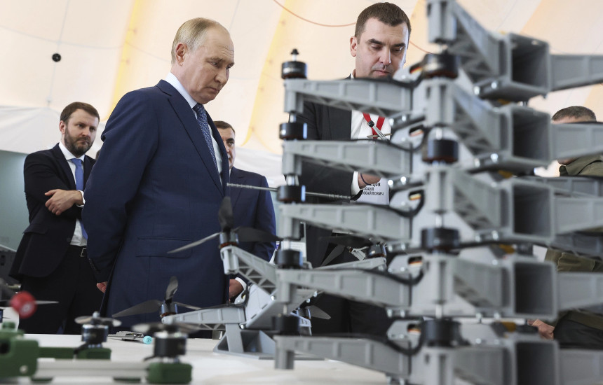 Vladimir Putin në Qendrën e Teknologjisë Speciale në Shën Petersburg, Rusi Foto: AP