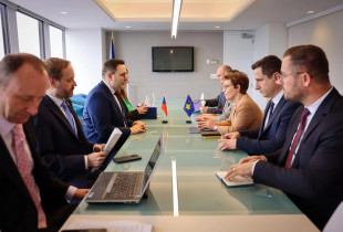 Donika Gërvalla me ministrin çek