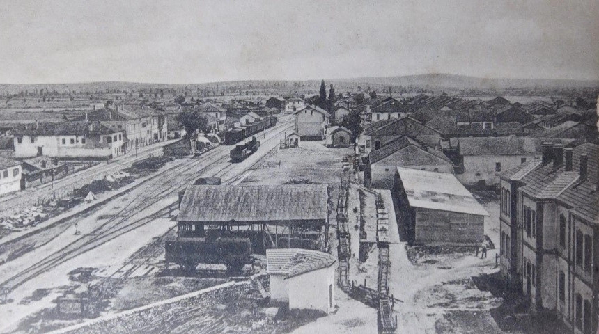 “Qyteti i ri i Ferizajt është bashkëmoshatar i kohës së ndërtimit të hekurudhës së Kosovës. Para Luftës së Parë Ballkanike, popullsia e qytetit arrinte në më tepër se 4000 banorë”