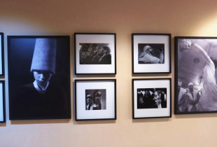 Fotografi te njerezve duke praktikuar ritalet si kenge e vallezim