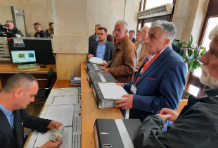 SBASHK-u dorëzon në Kuvend peticionin me mbi 20 mijë nënshkrime për ndryshimin e Ligjit për skemat pensionale
