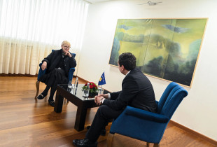 Albin Kurti me Sonja Biserkon