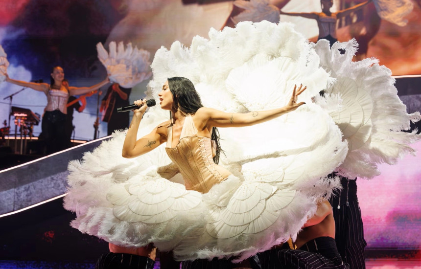 Në skenë, zëri i këngëtares britaniko-kosovare është i fuqishëm dhe ajo e mban veten edhe si valltare. Ndërkohë që ka ndërprerje të atmosferës midis akteve të spektaklit, ato falen kur Dua fillon interpretimin e hiteve të saj