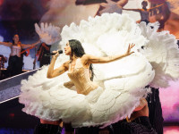 Në skenë, zëri i këngëtares britaniko-kosovare është i fuqishëm dhe ajo e mban veten edhe si valltare. Ndërkohë që ka ndërprerje të atmosferës midis akteve të spektaklit, ato falen kur Dua fillon interpretimin e hiteve të saj