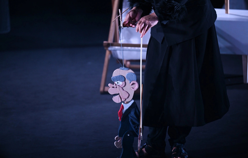 Skenë nga shfaqja “Të gjashtët kundër Turqisë”