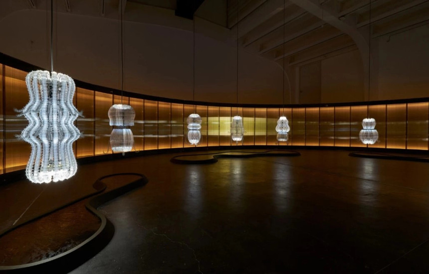 Të vendosura në hapësira të mëdha dhe të pandriçuara, shumë nga veprat e artit inkorporojnë dritën dhe lëvizjen (Foto: Associated Press)