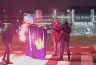 Huliganët serbë djegin flamurin e Kosovës