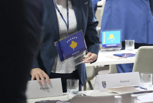 Momenti kur organizatori largon simbolet e Kosovës nga Kongresi i UEFA-s në Beograd