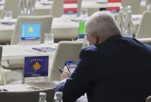 Sekretari i Federatës së Futbollit të Kosovës, Markus Weidner, para se të hiqej flamuri i Kosovës nga tavolina