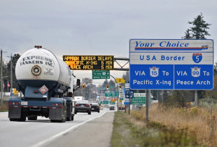 Një kamion shihet duke dyjrë në territorin amerikan nga Kanadaja