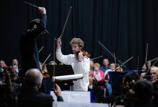 Koncerti nisi me “Koncertin për violinë nr.2 – Katër stinët amerikane” të kompozitorit ikonik. Vepra nis me “Prologue” me lojën e solistit e më pas bashkohen edhe violinat (Foto: Arben Llapashtica)
