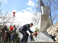 Albin Kurti duke vendosur kurorë te memoriali në Lagjjen e Re - Kaçanik