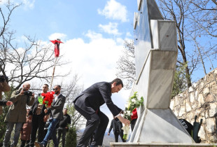 Albin Kurti duke vendosur kurorë te memoriali në Lagjjen e Re - Kaçanik