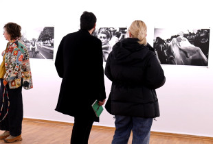 Shumë prej fotografive janë thjesht dokumentare. Sjellin