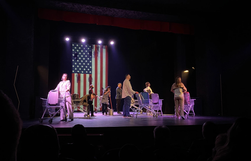 “God Bless America” e zhvesh ashpër qenien nga njerëzorja duke e zhytur në ujërat e rrëmbyeshme të konsumit e kapitalizmit.