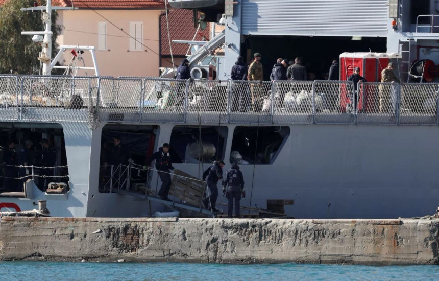 Anija e marinës italiane me emigrantë arrin në portin e Shëngjinit. 11 prill 2025.