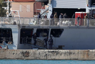 Anija e marinës italiane me emigrantë arrin në portin e Shëngjinit. 11 prill 2025.