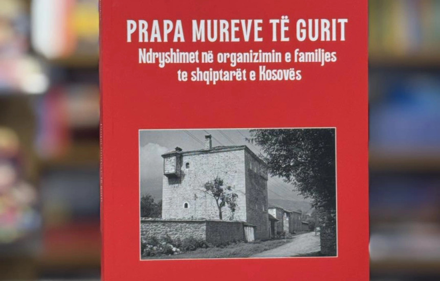Prapa mureve të gurit Berit Backer