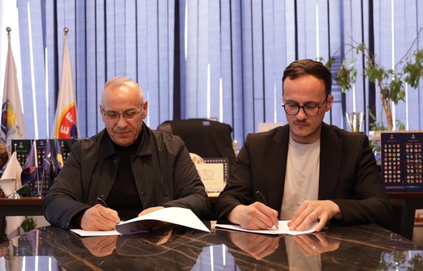 Agim Ademi (kryetar i FFK-së) e Alban Hyseni (kryetar i Gjilanit) nëshkruajnë memorandum bashkëpunimi