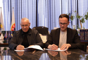 Agim Ademi (kryetar i FFK-së) e Alban Hyseni (kryetar i Gjilanit) nëshkruajnë memorandum bashkëpunimi