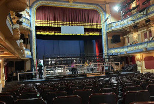 Skena e shfaqjes “Të gjashtë kundër Turqisë” është gati në Teatrin Kombëtar të Sarajevës