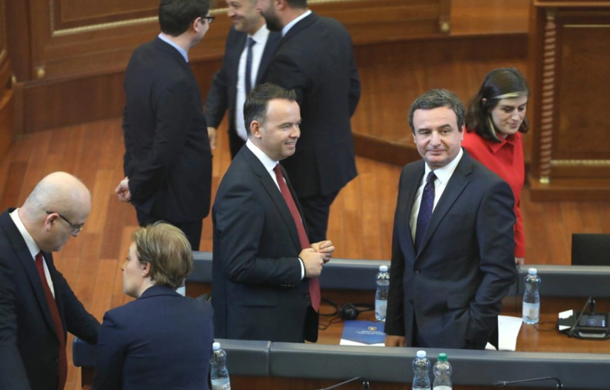 Albin Kurti e Faton Peci ne seancen konstituive