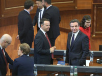 Albin Kurti e Faton Peci ne seancen konstituive