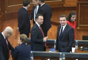 Albin Kurti e Faton Peci ne seancen konstituive