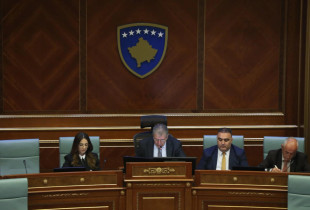 Avni Dehari duke udhëheqëur seancën konstituive të Kuvendit si deputeti më i vjetër (15 prill 2025)