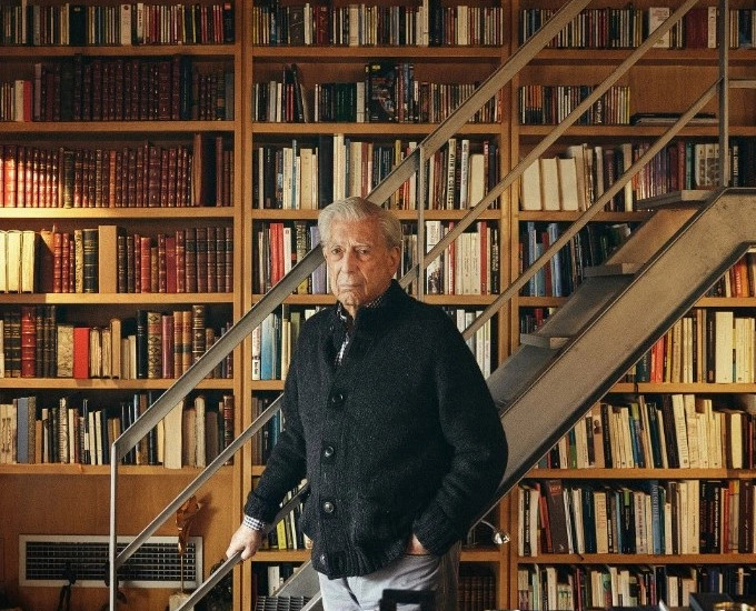 Përskaj tipave si Mario Vargas Llosa gjithmonë duhet të heqim kapelën dhe t’i përshëndesim me dorë në zemër.