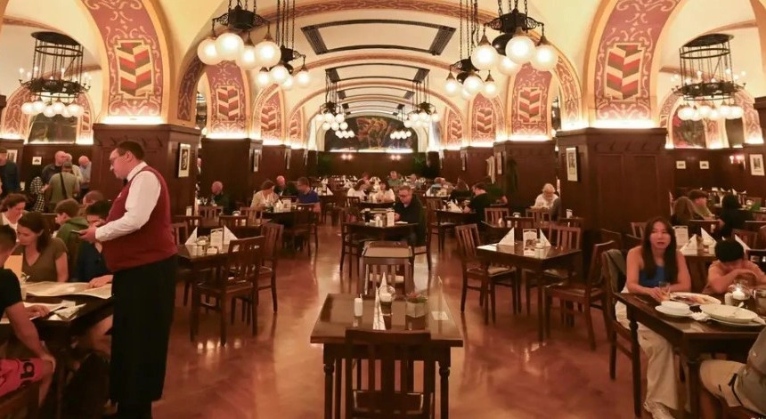 “Auerbachs Keller” në Leipzig është një nga restorantet më të famshme në botë