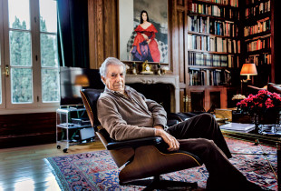 Mario Vargas Llosa, si njëri nga autorët më të rëndësishëm të letërsisë postmoderne, jo vetëm e trazon ndërgjegjen morale të kohës së vet, por e shtyn letërsinë të rifillojë debatin mbi të ndaluarën, të papranuarën dhe të nënvetëdijshmen