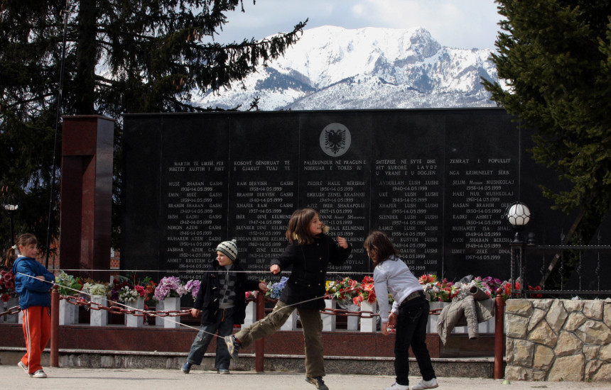Varrezat e masakruarve në Qyshk të Pejës, në masakrën e 14 majit 1999. Fotografi e 15 marsit të vitit 2010 (Foto: Alban Bujari)