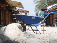 Edhe në mes të punimeve, qytetarët vazhdojnë të shijojnë kafetë në Çarshinë e vjetër