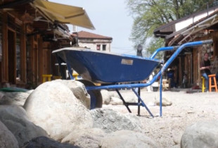 Edhe në mes të punimeve, qytetarët vazhdojnë të shijojnë kafetë në Çarshinë e vjetër