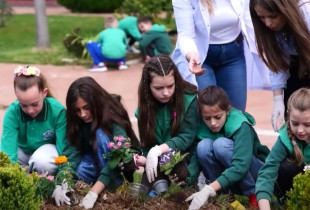 Nxënësit e “Shkollës së Gjelbër” përgatisin kopshtin për sezonin e pranverës