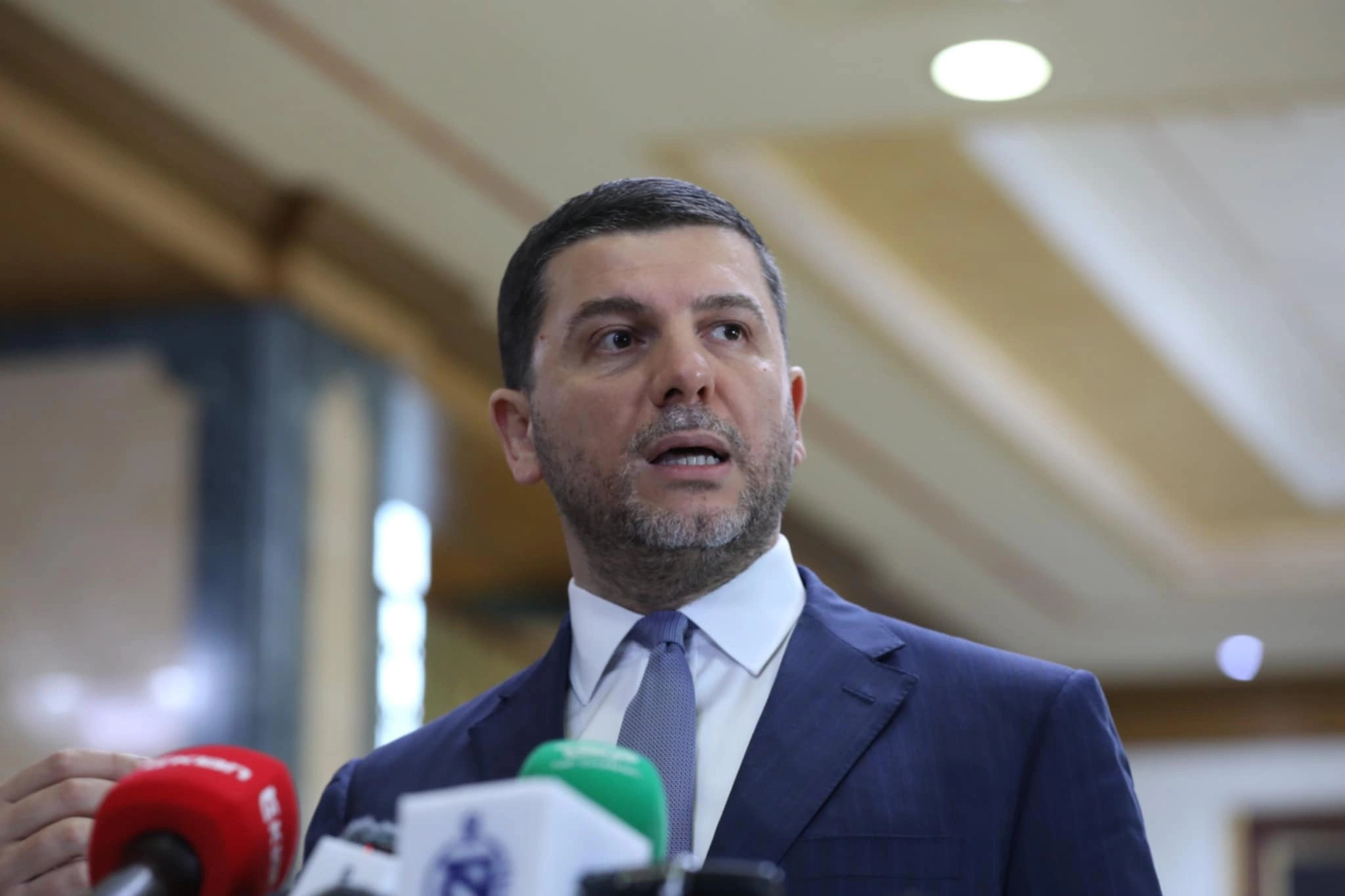 Memli Krasniqi po trojnem umoru v Gnjilanu opozarja na naraščajočo se nevarnost