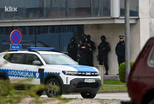 Policia vazhdon ta ruajë Dodikun, e kaloi natën në ndërtesën e Qeverisë