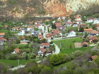 Fshati i djegur i Mitrovicës që u rindërtua pas luftës