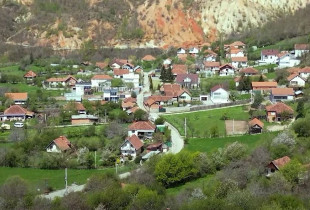 Fshati i djegur i Mitrovicës që u rindërtua pas luftës