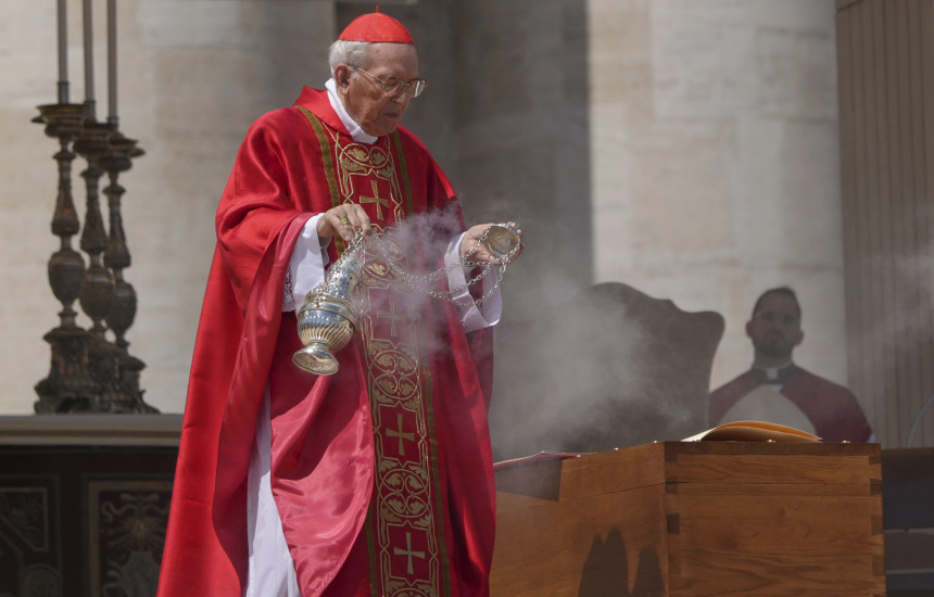 Dekani i Kolegjit të Kardinalëve, Giovanni Battista Re, bekoi arkivolin gjatë funeralit të Papa Françeskut në Sheshin e Shën Pjetrit në Vatikan