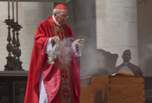 Dekani i Kolegjit të Kardinalëve, Giovanni Battista Re, bekoi arkivolin gjatë funeralit të Papa Françeskut në Sheshin e Shën Pjetrit në Vatikan