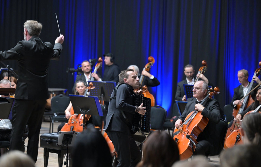 Félicien Brut në debutimin e tij me Filharmoninë e Kosovës në koncertin e dirigjuar prej Aurélien Azan Zielinskit, ka sjellë lojë plot pasion në fizarmonikë (Foto: Arben Llapashtica)