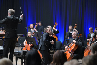 Félicien Brut në debutimin e tij me Filharmoninë e Kosovës në koncertin e dirigjuar prej Aurélien Azan Zielinskit, ka sjellë lojë plot pasion në fizarmonikë (Foto: Arben Llapashtica)