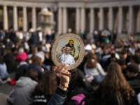 Bota vajton ikjen e Papa Françeskut, por edhe e përjeton jetën e tij si frymëzim. Vdekja e tij ringjall mesazhet që i ka lënë si testament. Ndërtoi ura midis popujsh dhe feve. Synonte që njeriun ta udhëhiqte drejt dritës (Foto: AP)